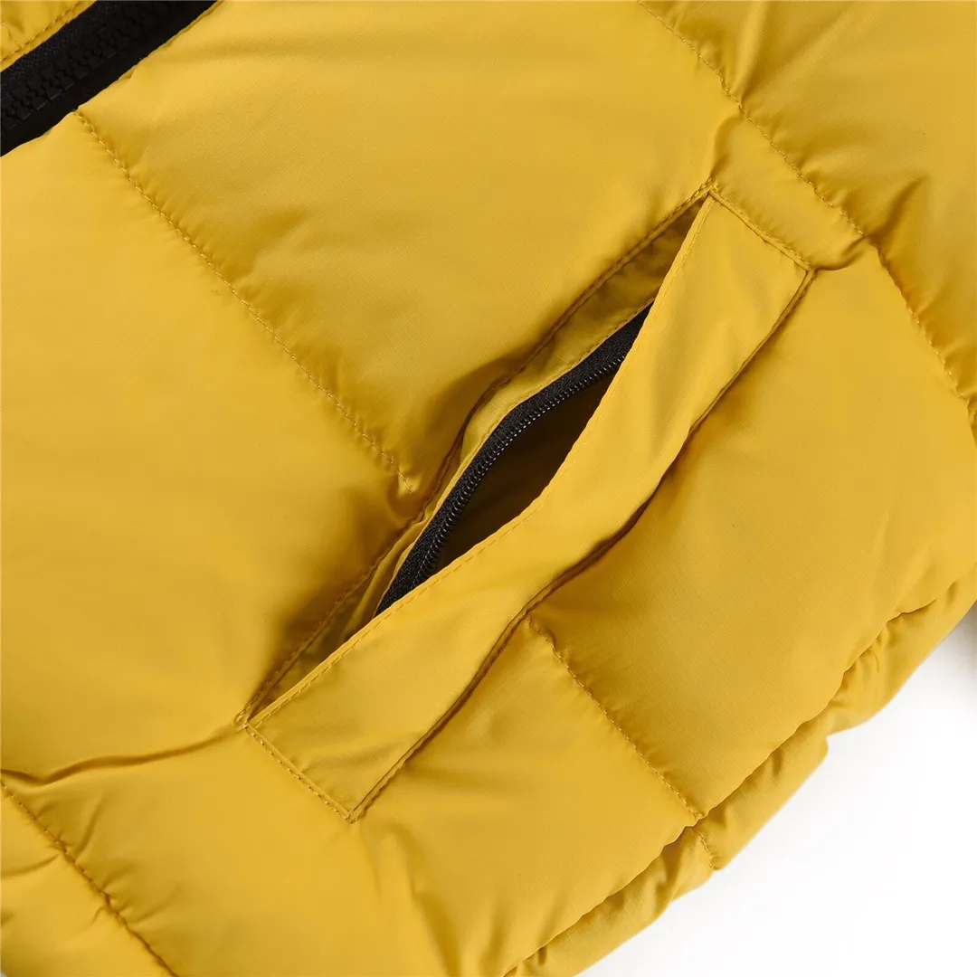 Style number: Y 140 💰P260 Yellow# The North Face children's clothing thin down jacket, a must-have for trendy kids, more fashionable than Big Goose children's clothing. A very cost-effective children's down jacket. The down is made of national standard 50 down. It inherits the cold resistance and durability design of the adult version, so that your little explorer can also experience good warmth retention performance. The light and thin design means that your child will no longer be suffocated by a heavy down jacket. Size: 110 120 130 140 150 160
